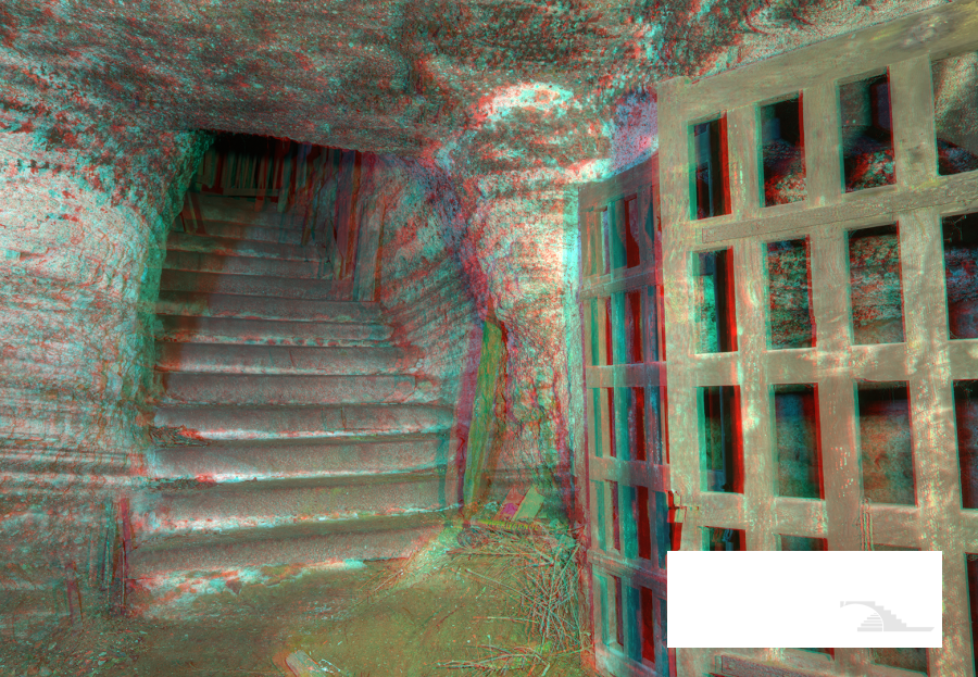 Escalier d'accès creusé dans le tuf (demi-couleurs)