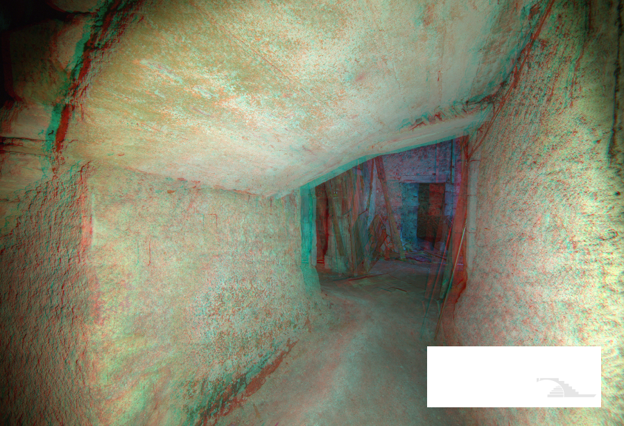 Mur d'entrée sous l'escalier (demi-couleur)
