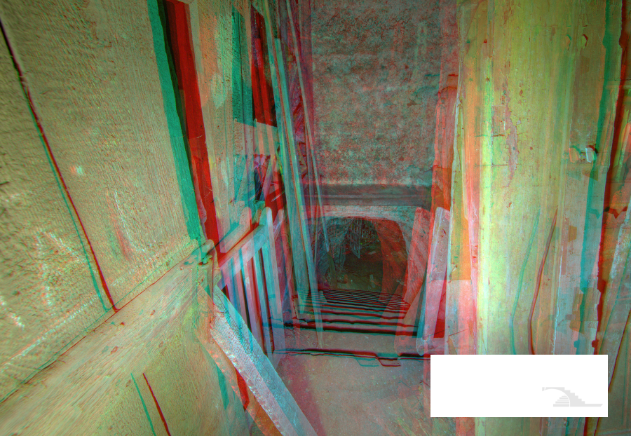 Accès au deuxième niveau de cave (demi-couleur)