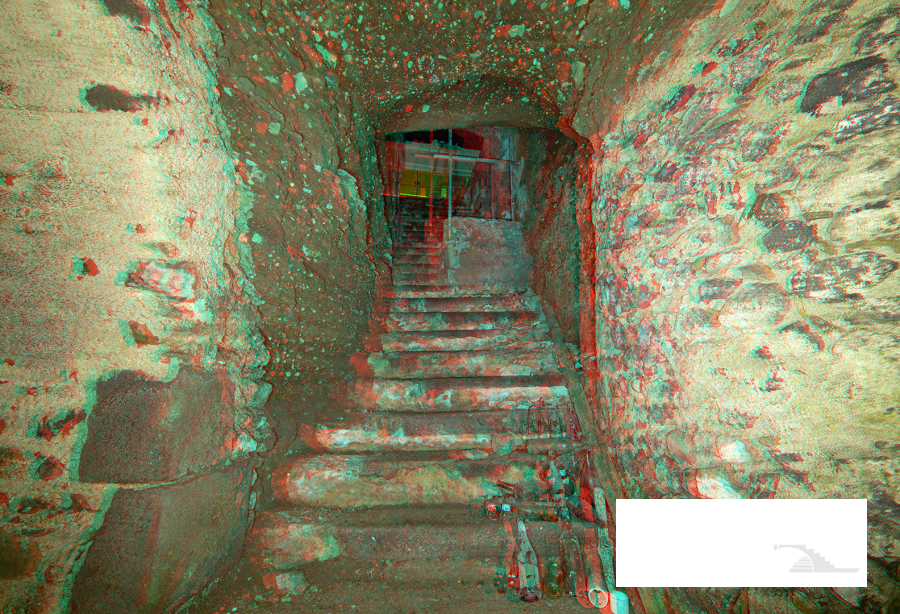 La cage de l'escalier (demi-couleur)